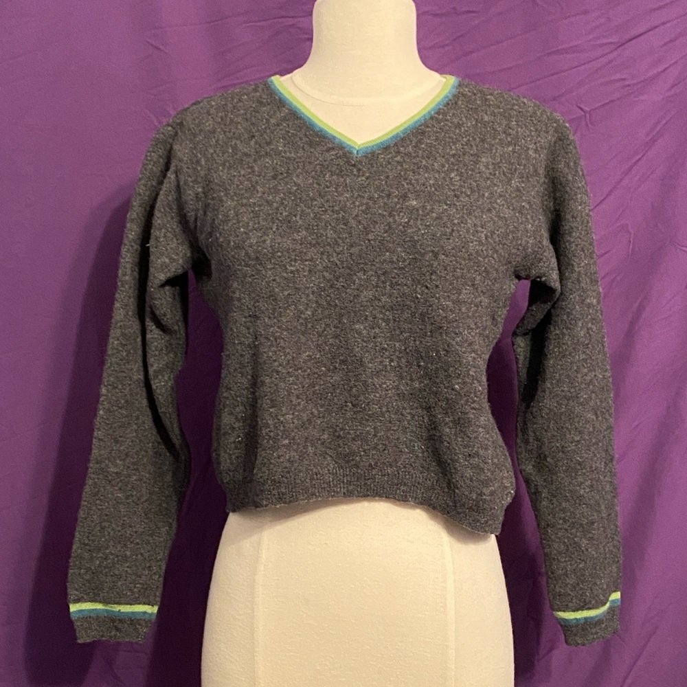 Vintage 1990s Free People Gray V-Neck Wool Sweater with Green Trim. Size S/P.